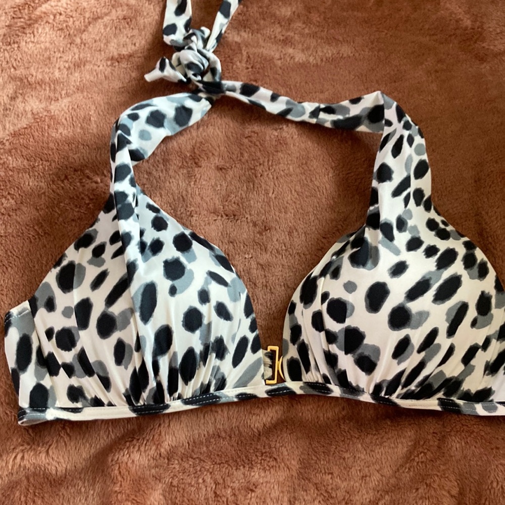 Like new Victoria’s Secret medium black white and gray bikini top with padding